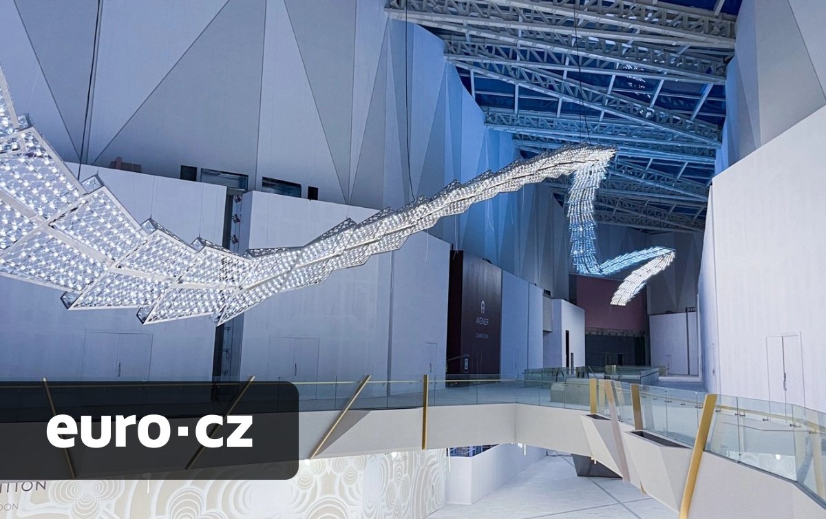 Česká rodinná firma nainstalovala do rijádského obchodního domu 228 metrů dlouhý lustr. Aspiruje s ním na zápis do Guinnessovy knihy rekordů