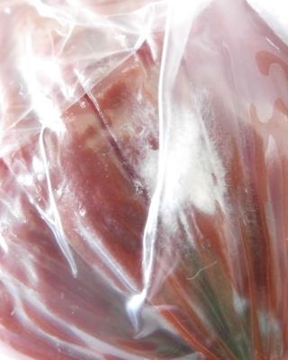 TURISTICKÝ TRVANLIVÝ SALÁM 400 g. Kategorie: Nebezpečné potraviny. Nevyhovující parametr: plísně okem viditelné. Na povrchu potraviny pod vaukovým obalem se vyskytovala plíseň. Při kontrole nebyly zjištěny nevyhovujcí teplotní podmínky skladování tohoto výrobku. Výrobek neměl prošlé datum použitelnosti. Výrobce (uvedeno na obalu): Distributor MADE GROUP, a.s., Praha 1. Distributor:	AHOLD Czech Republic, a.s., DC Olomouc. Místo kontroly: AHOLD Czech Republic, a.s., Žďár nad Sázavou