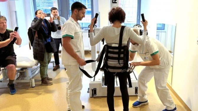 Brněnská fakultní nemocnice si pořídila unikání robotický chodník, který pomáhá lidem s poruchami chůze způsobenými neurologickým postižením