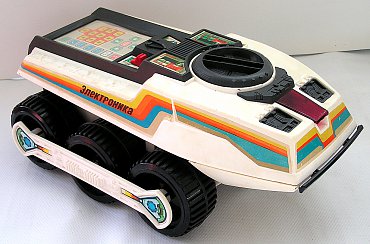 Zajímavé je, že se BIG TRAK, jako řada jiných výrobků ze 70. a 80. let, dočkal nelegálních klonů vyráběných v Sovětském svazu pod označením Elektronika IM-11 Lunochod a Planetochod.