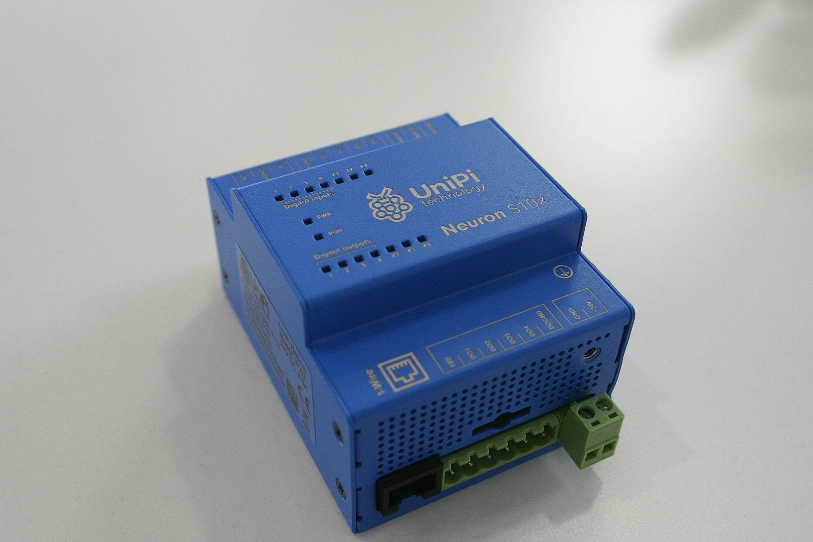 Malá regulační jednotka.