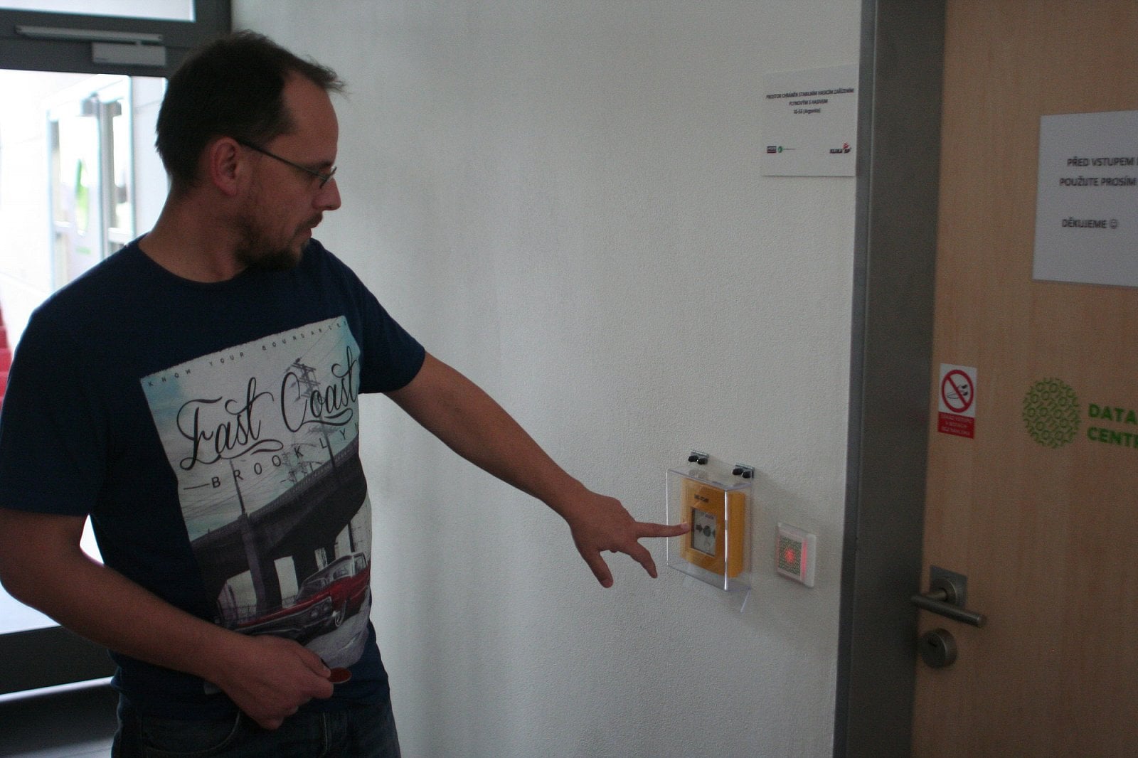 Dvakrát chráněné tlačítko vypnutí falešného poplachu.