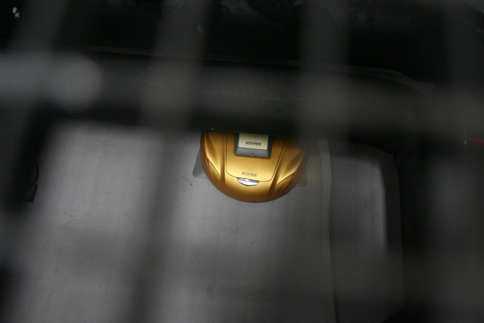 Vysavač pod podlahou v sále.