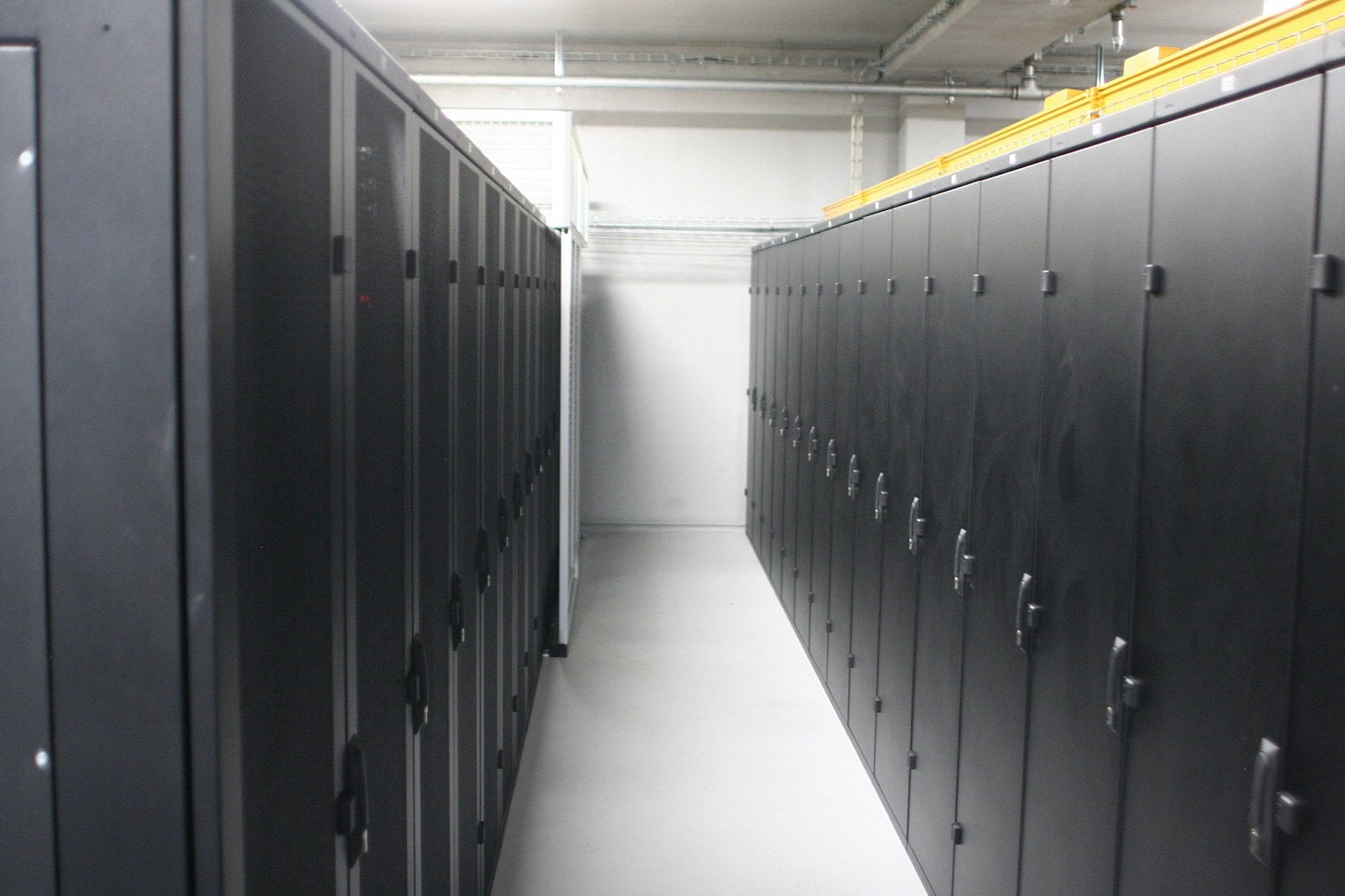 Ulička plná racků.