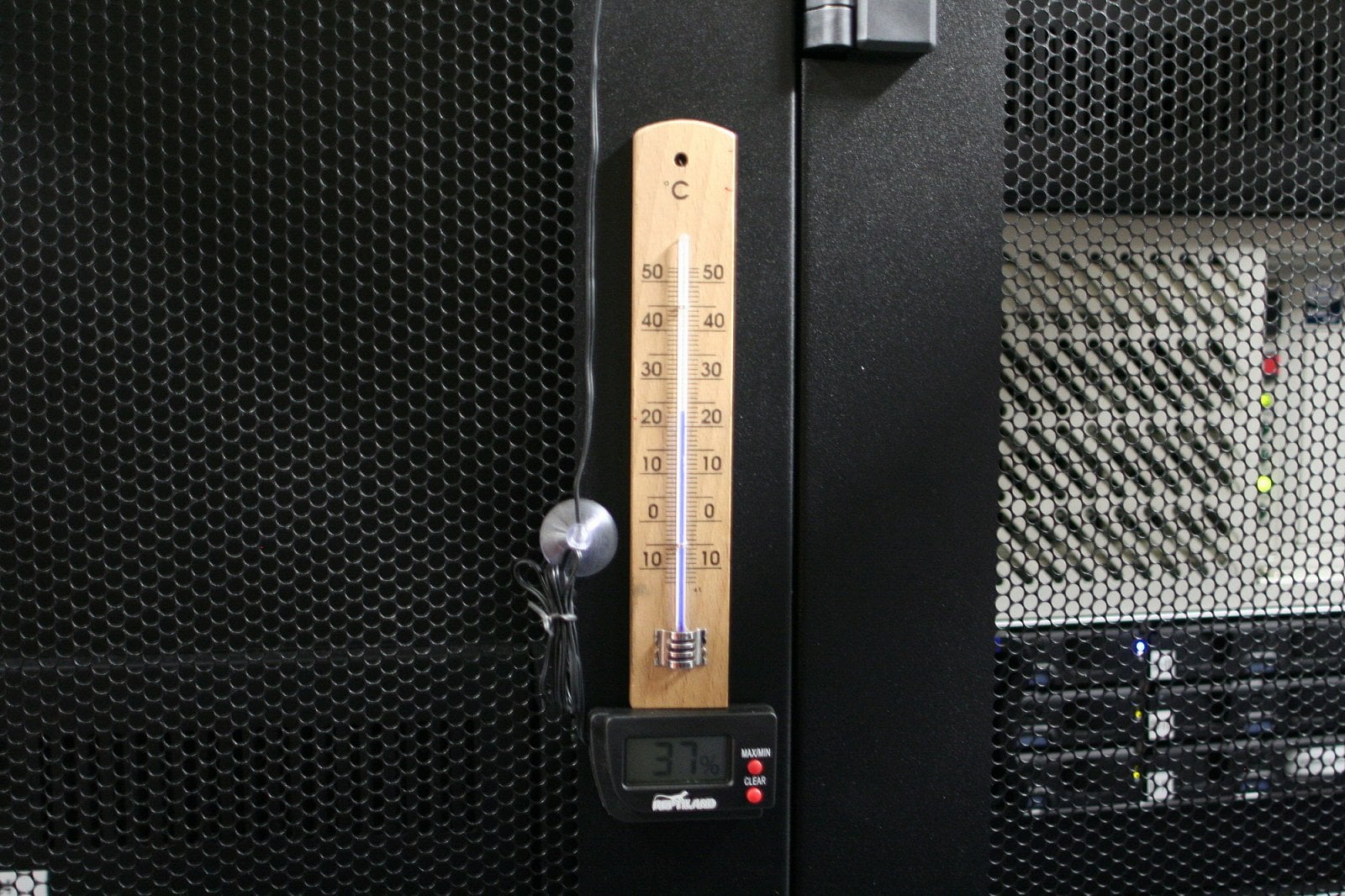 Teploměr a vlhkoměr klasické konstrukce.