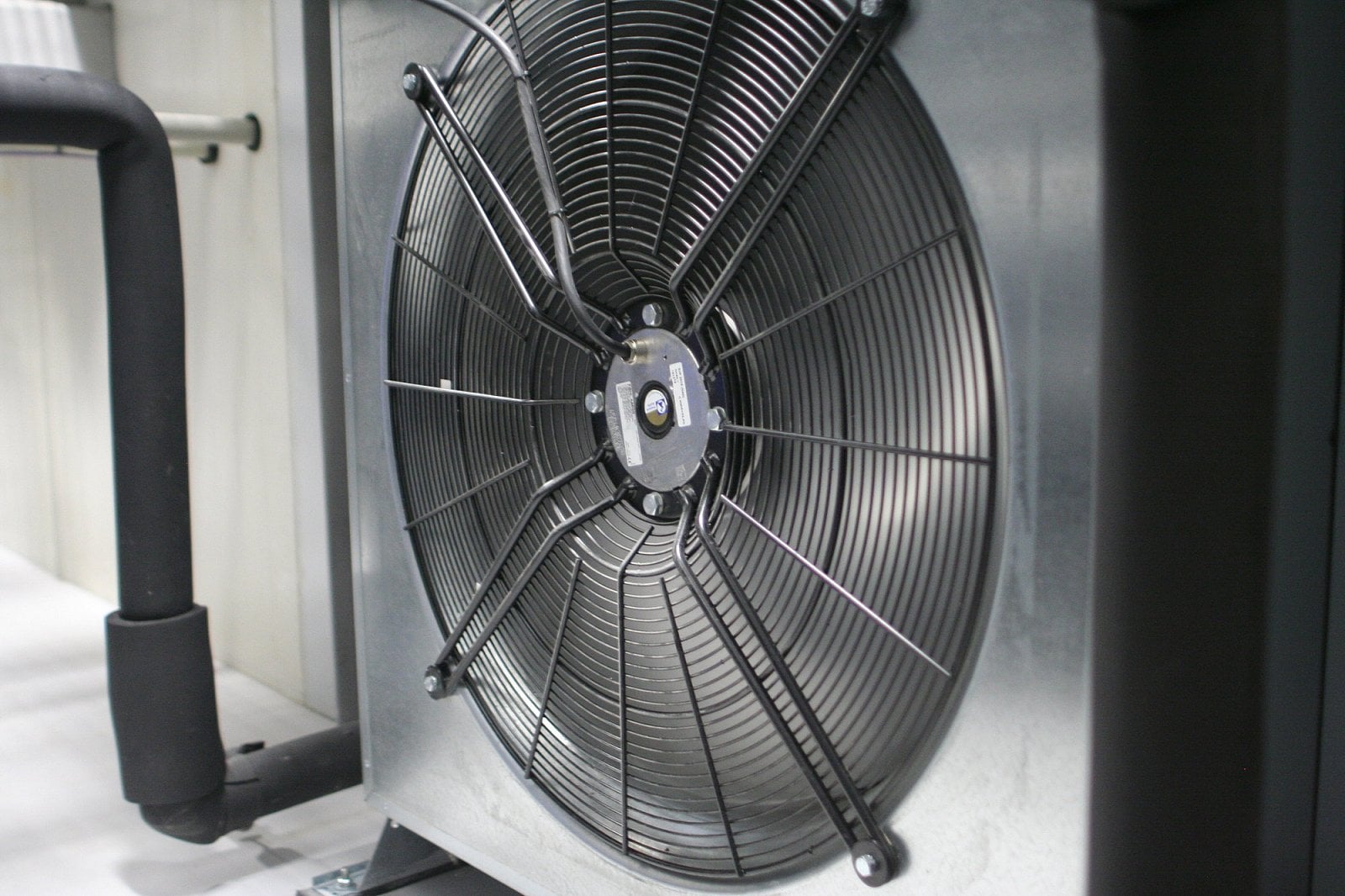 Pohled na saharu, je to vlastně jen radiátor a ventilátor. Ani zblízka není skoro slyšet.