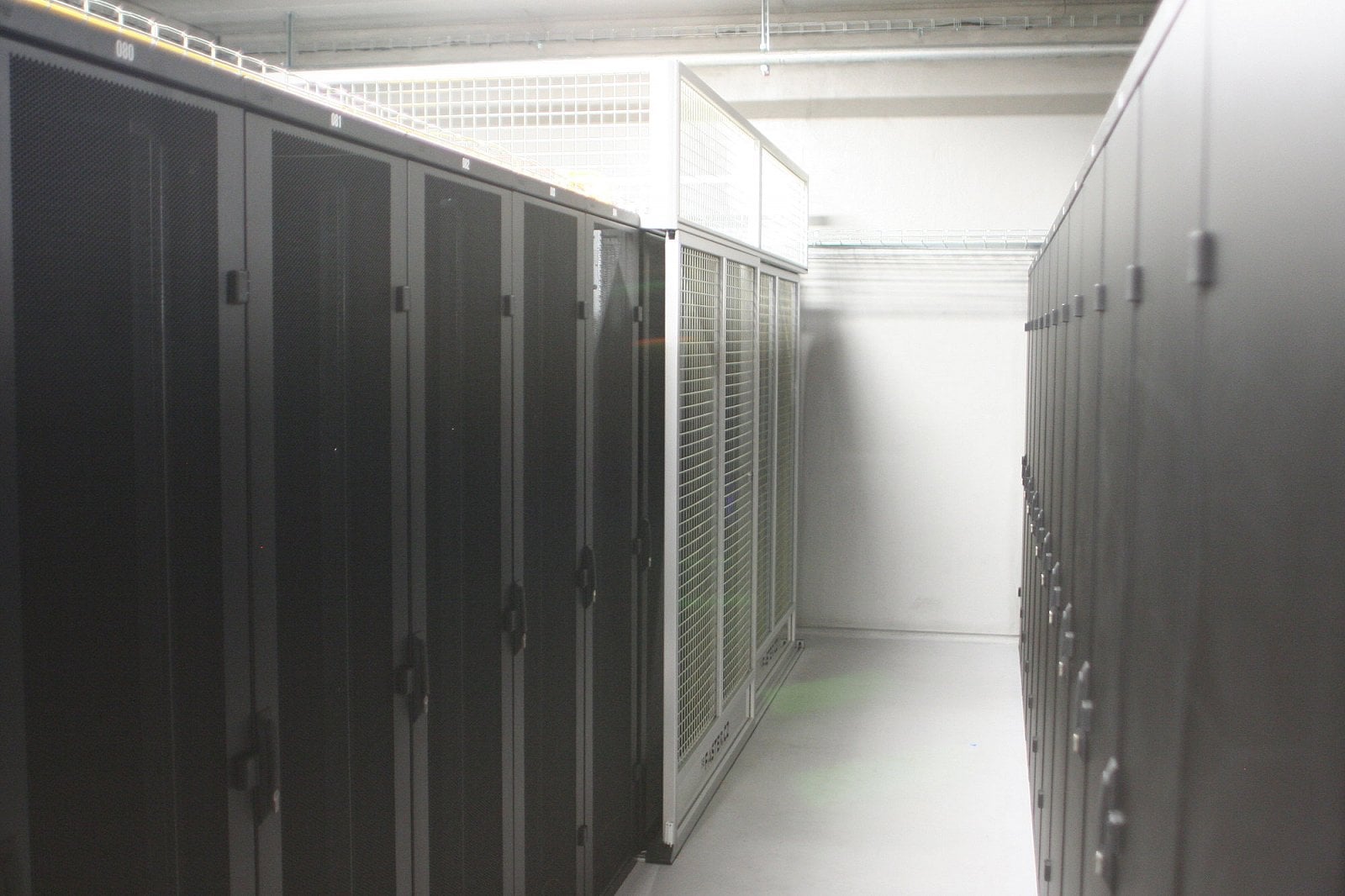 Racky, vzadu klec pro velkého zákazníka.