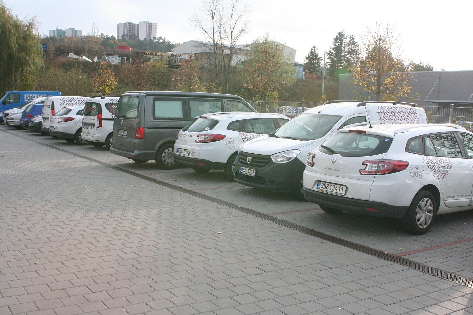 Parkoviště plné firemních vozů.