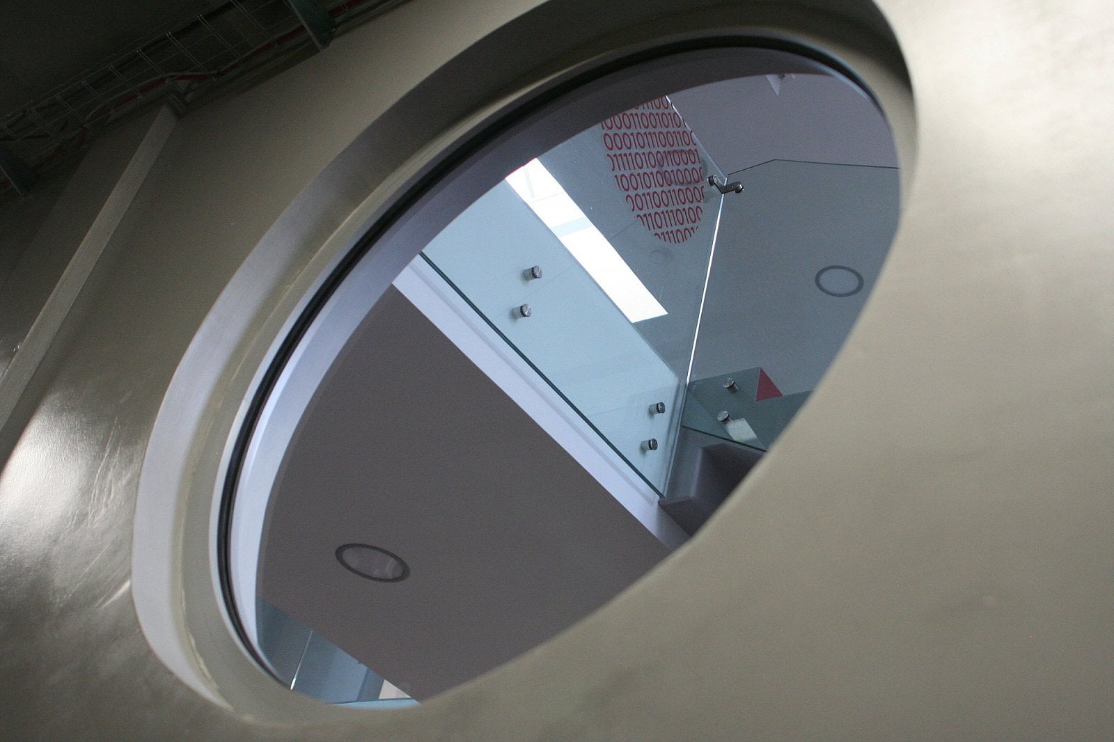 Okno ze sálu na schodiště.