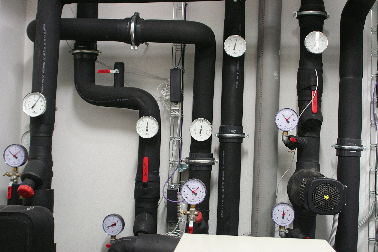 Spousta budíků pro klasický odečet hodnot.