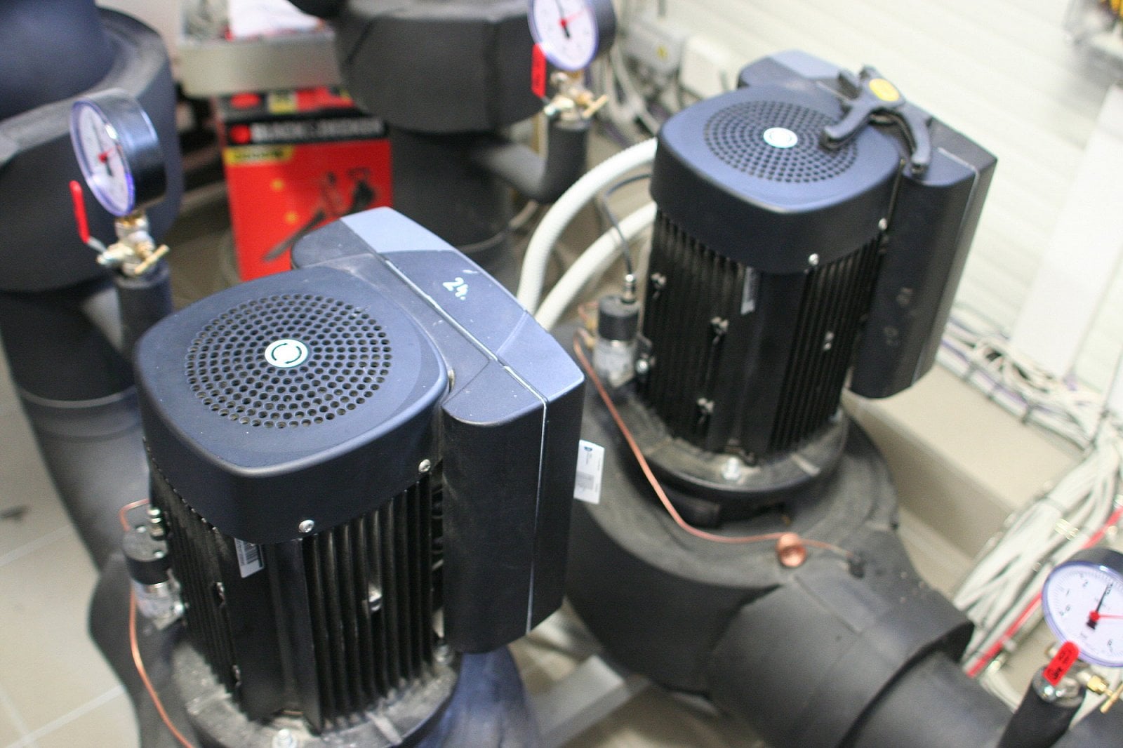 Čerpadla pro oběh chladicí vody.