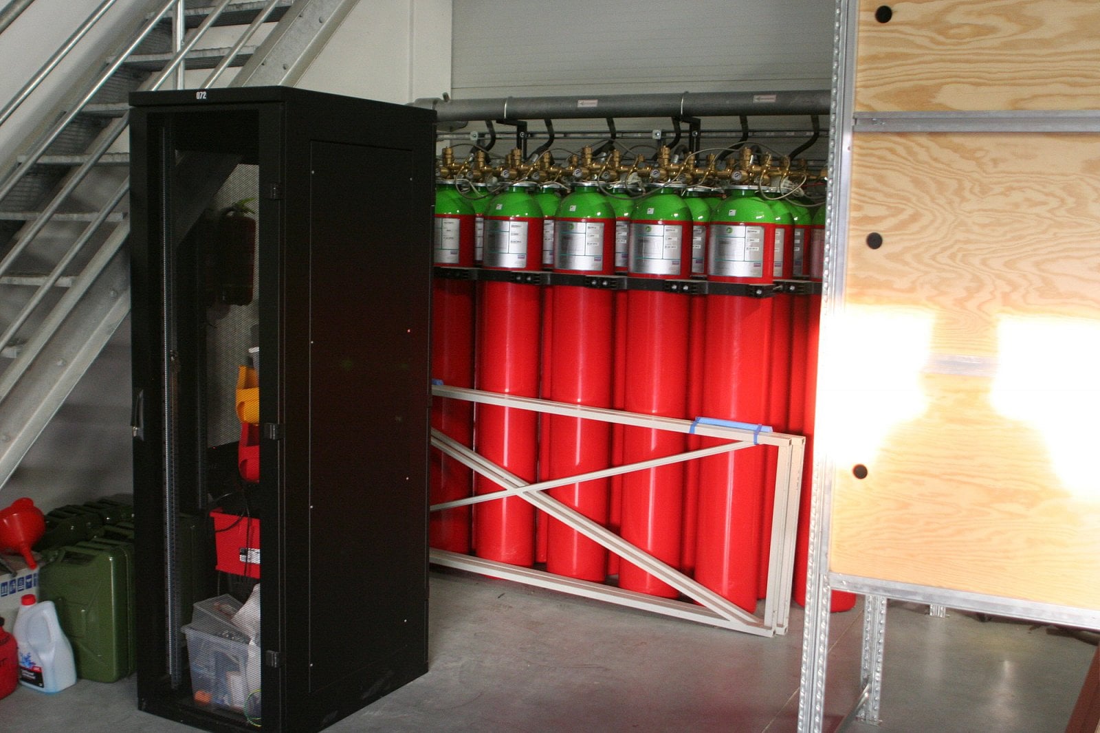 Lahve s hasicím plynem.