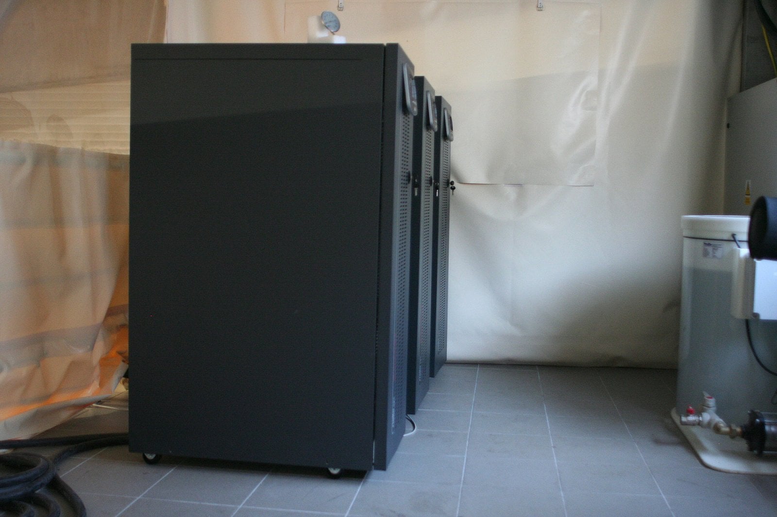 Tři UPS zapojené do clusteru.