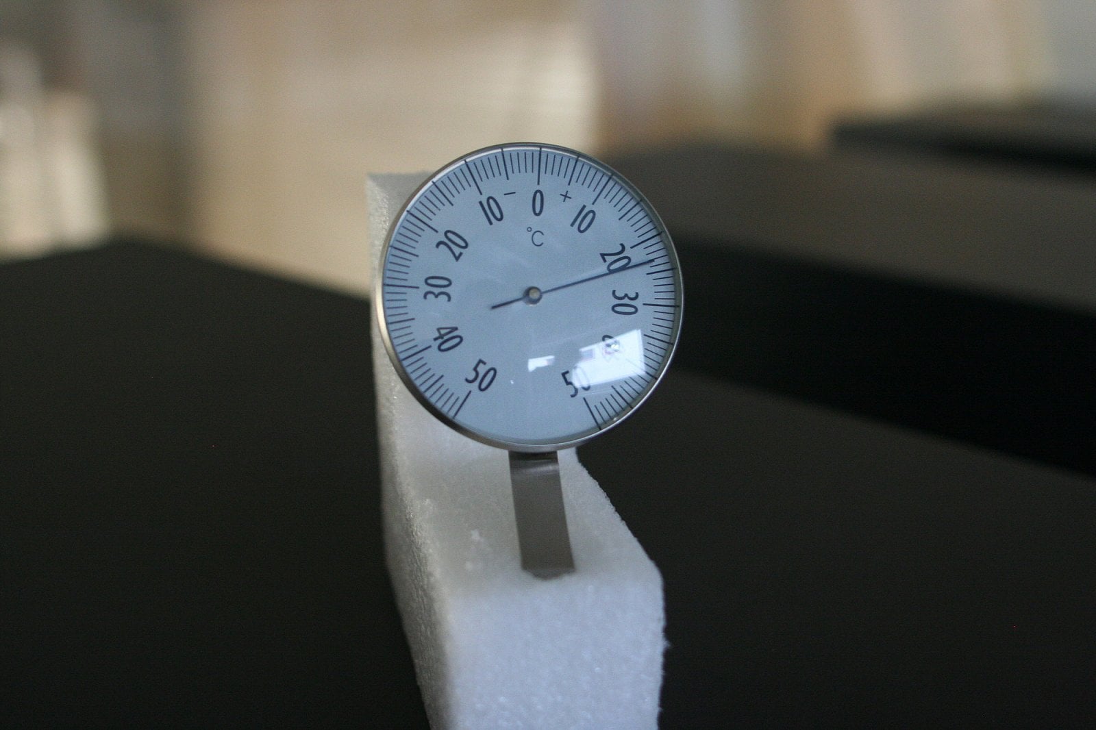 Teplotu u UPS je také možné odečíst klasicky.