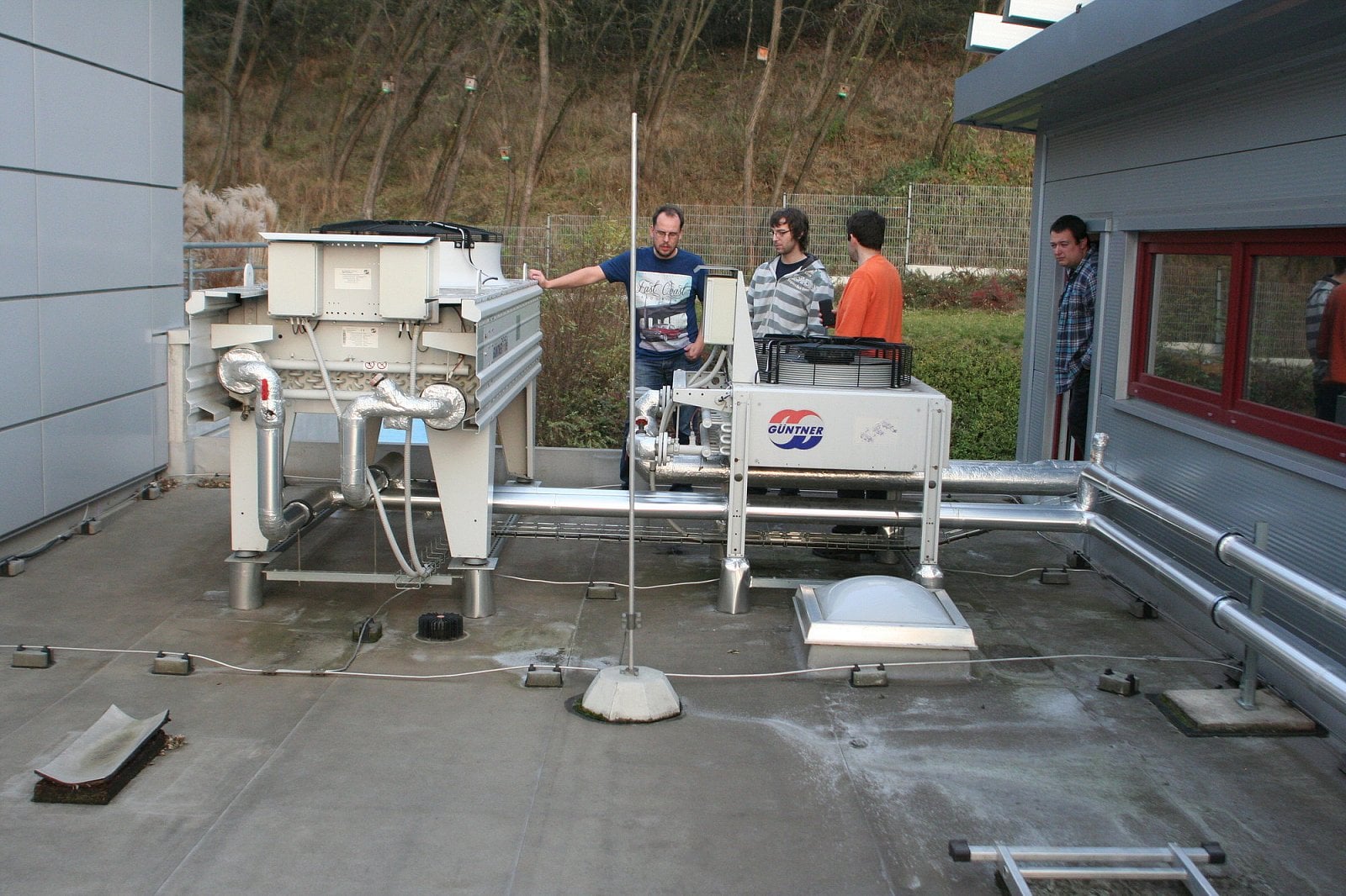 Chladič a klimatizace na střeše.