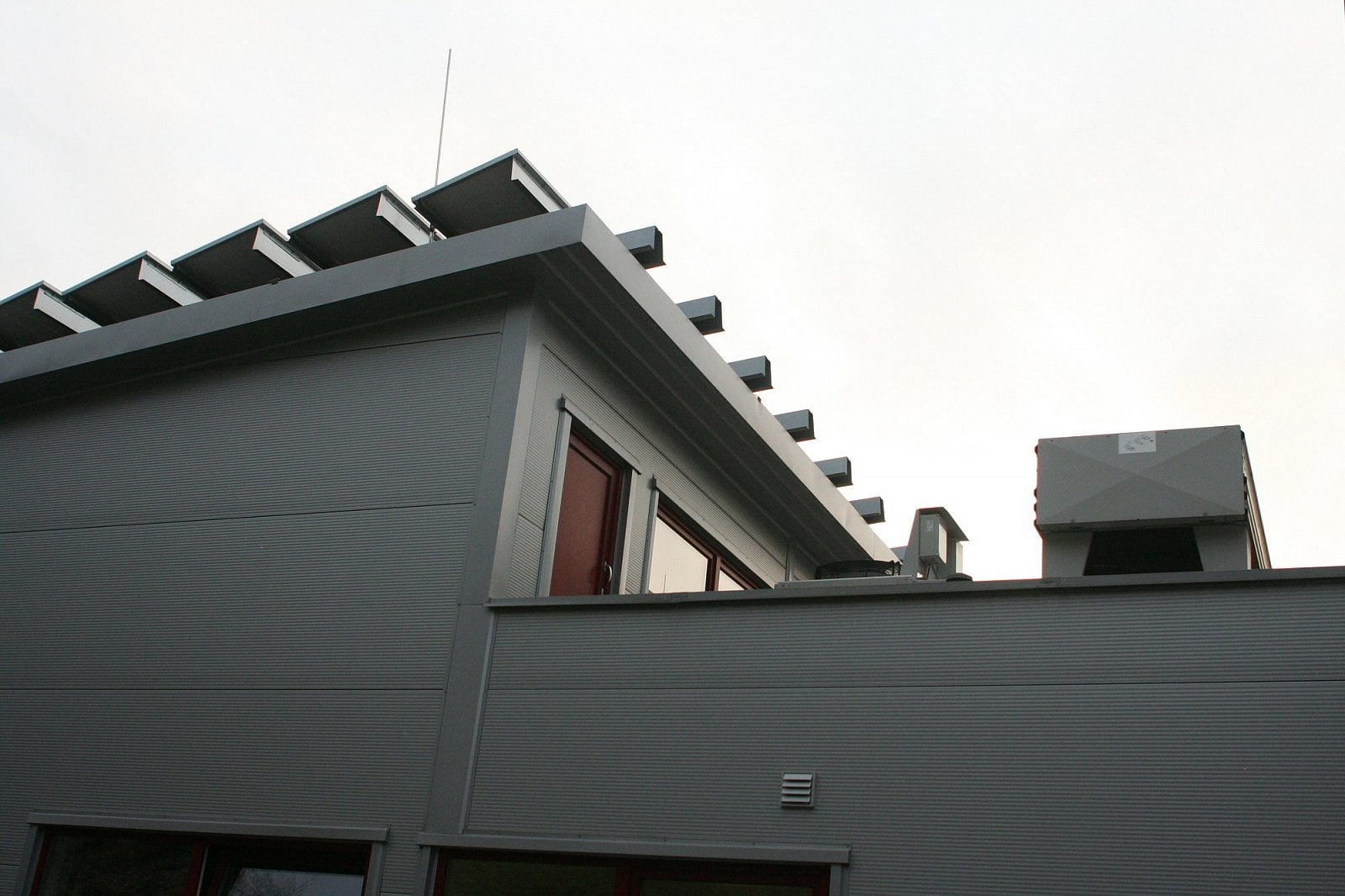 Zpětný pohled od dieselu nahoru ke klimatizacím. Za těmi dveřmi jsou UPS.