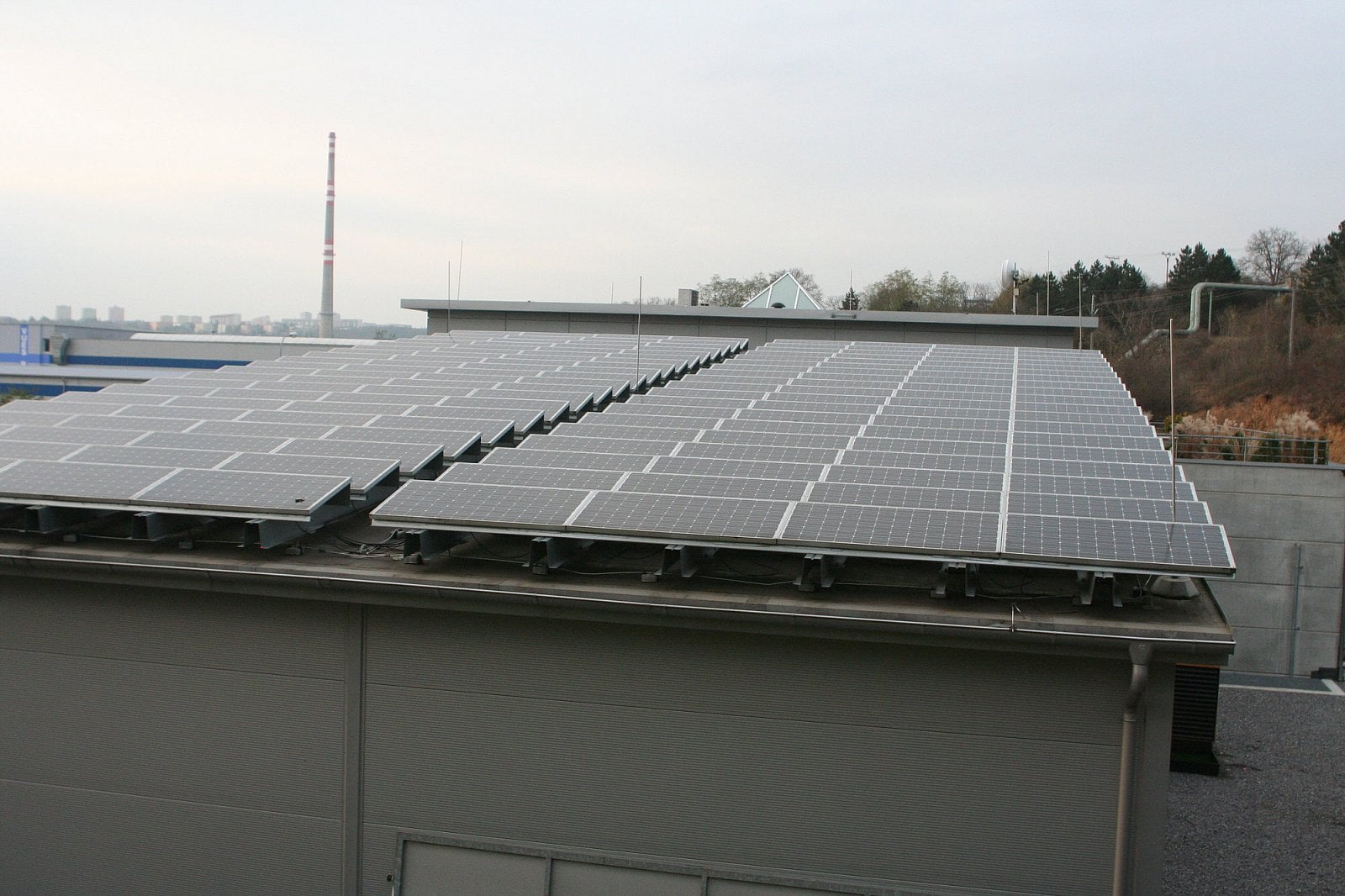 Solární panely na střeše.