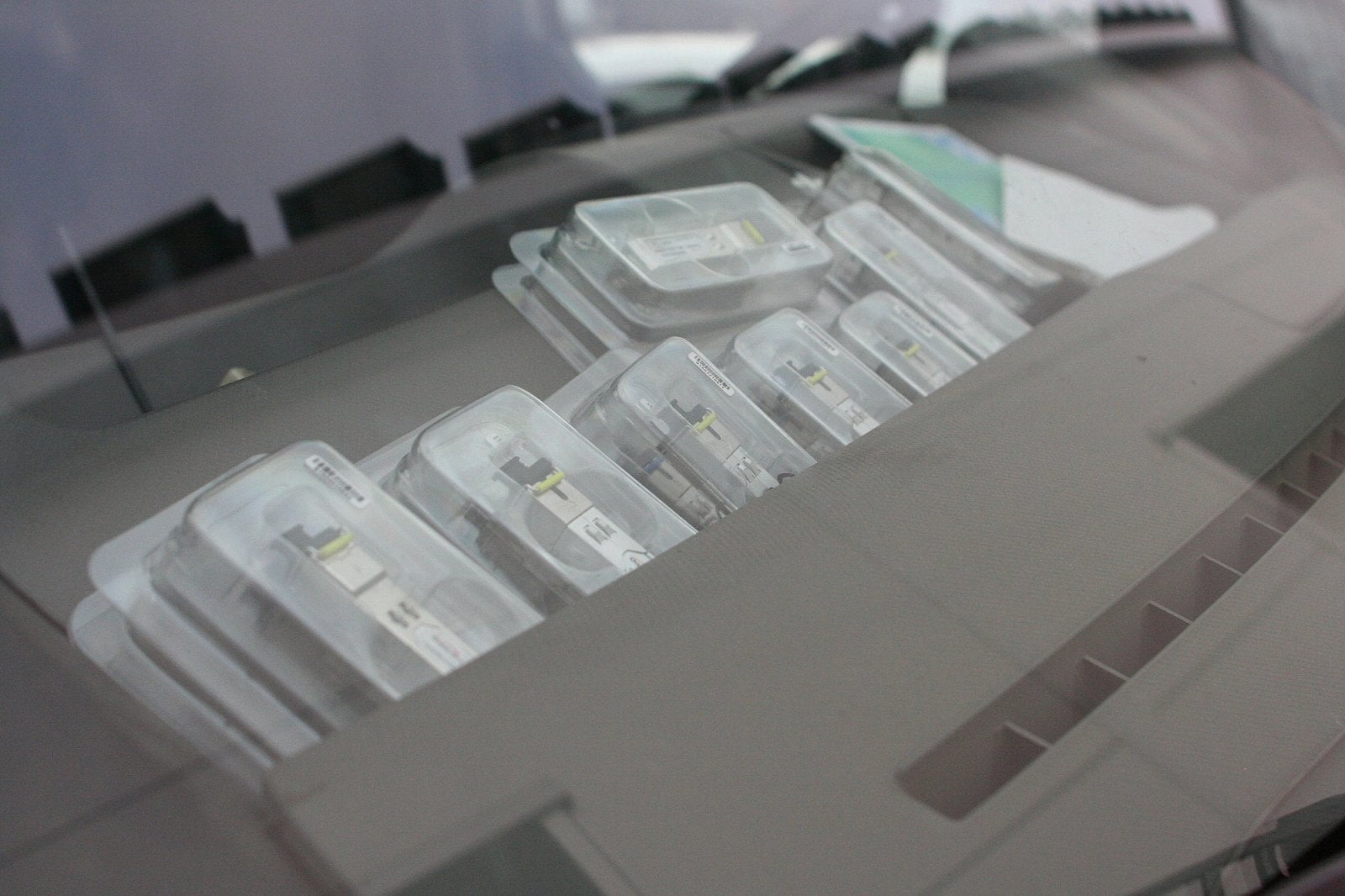 SFP moduly za sklem servisního automobilu.