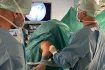 První dvě operace ramene s pomocí kolagenového implantátu provedli lékaři z FN Olomouc v úterý 24. září 2024.
