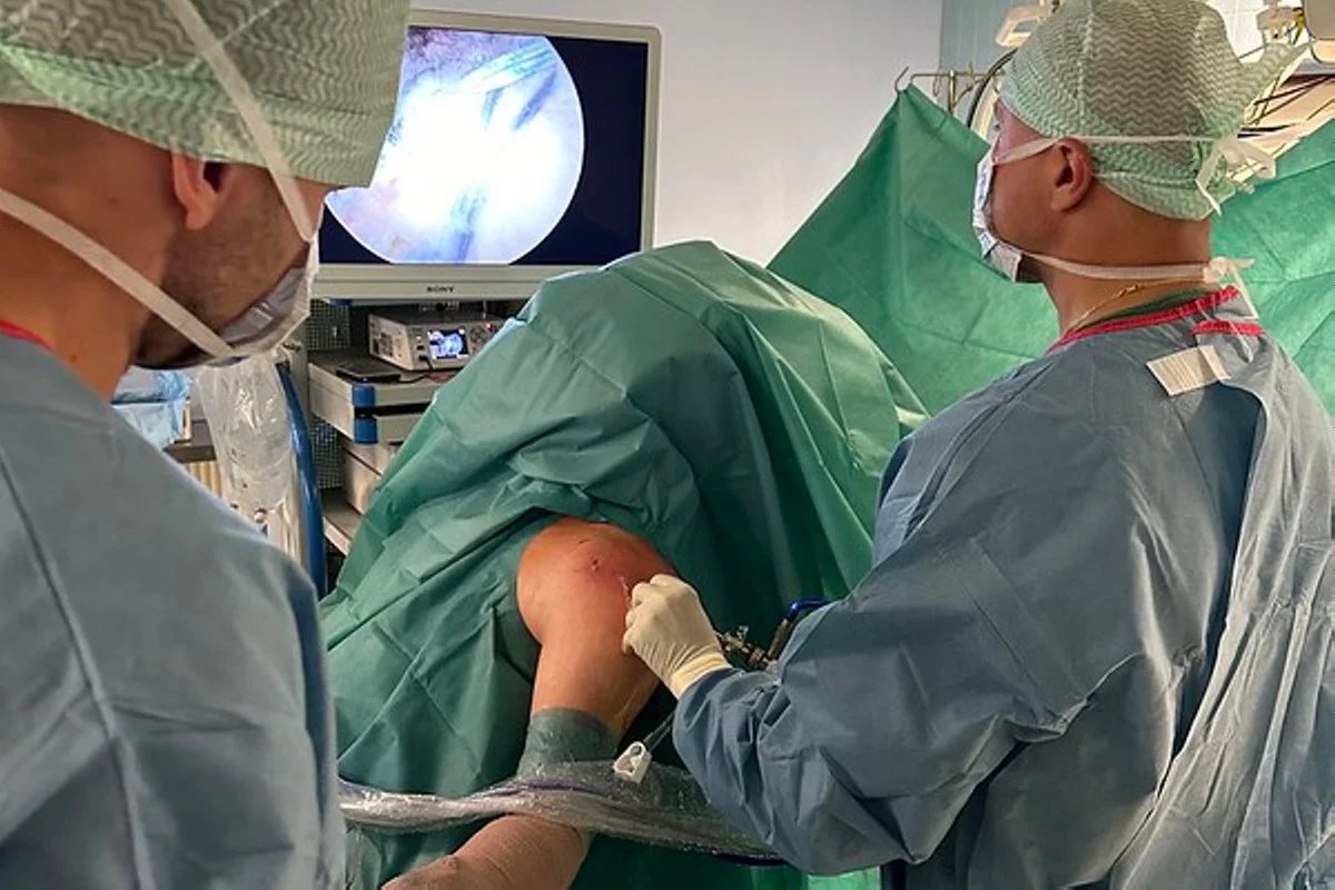První dvě operace ramene s pomocí kolagenového implantátu provedli lékaři z FN Olomouc v úterý 24. září 2024.