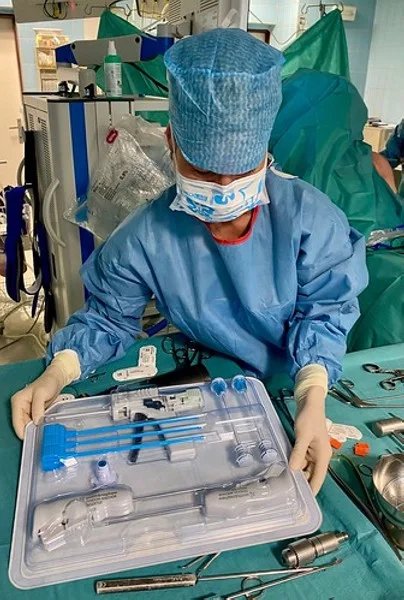 Lékaři použili implantát nazvaný Regeneten. „Jako ‚záplata‘ se přifixuje k sešité manžetě,“ říká Radim Kalina, lékař Ortopedické kliniky FN Olomouc, který první dvě operace prováděl.
