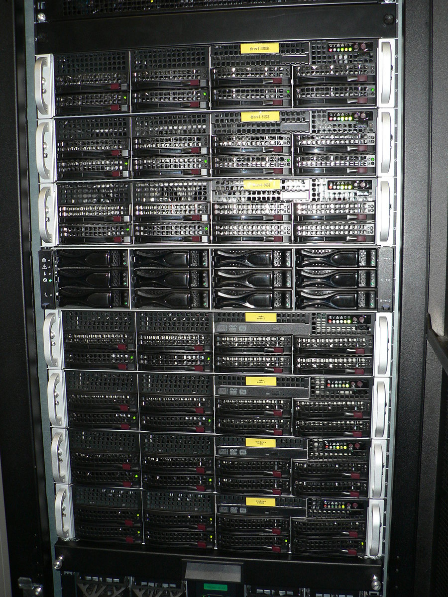 Diskové pole a infrastrukturní servery. Topí výrazně méně než samotné výpočetní uzly.