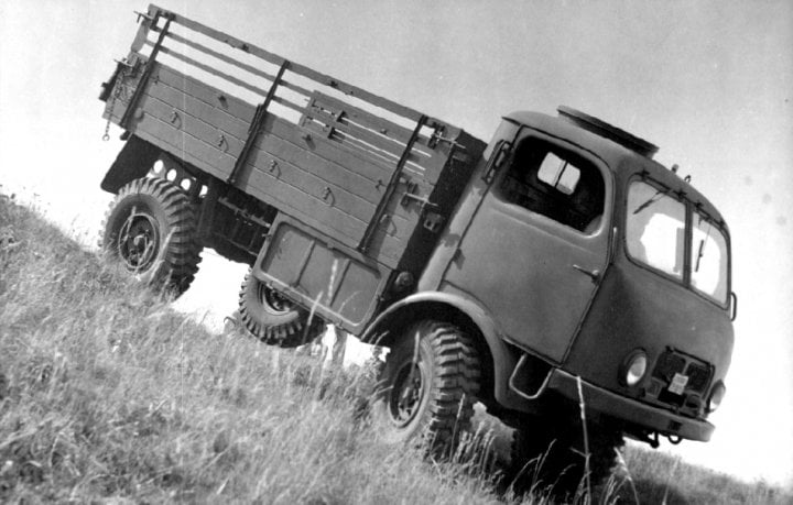 Autor: Archiv Tatra a.s. Tatra 805 vznikla jako výhradně armádní speciál. Do civilní sféry se až na výjimky podívala po vyřazení z vojenských složek.
