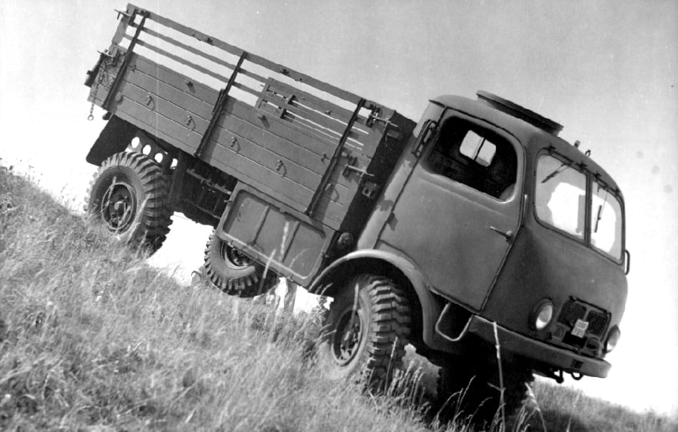 Tatra 805 vznikla jako výhradně armádní speciál. Do civilní sféry se až na výjimky podívala po vyřazení z vojenských složek.