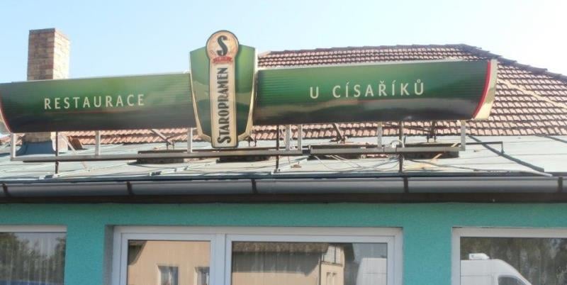 Restaurace U Císaříků, Jesenice - Výskyt myšího trusu, provozovna nezabezpečená před pronikáním škůdců, výrazně zanedbaný úklid, výrazné znečištění všech prostor, nečistoty na stěnách
nečistoty na podlaze