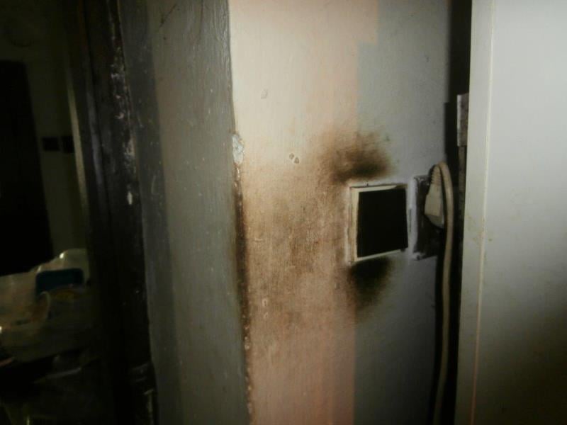 Restaurace U Císaříků, Jesenice - Výskyt myšího trusu, provozovna nezabezpečená před pronikáním škůdců, výrazně zanedbaný úklid, výrazné znečištění všech prostor, nečistoty na stěnách
nečistoty na podlaze