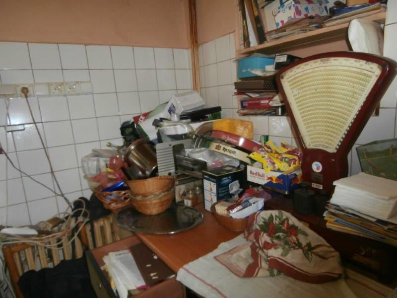Restaurace U Císaříků, Jesenice - Výskyt myšího trusu, provozovna nezabezpečená před pronikáním škůdců, výrazně zanedbaný úklid, výrazné znečištění všech prostor, nečistoty na stěnách
nečistoty na podlaze