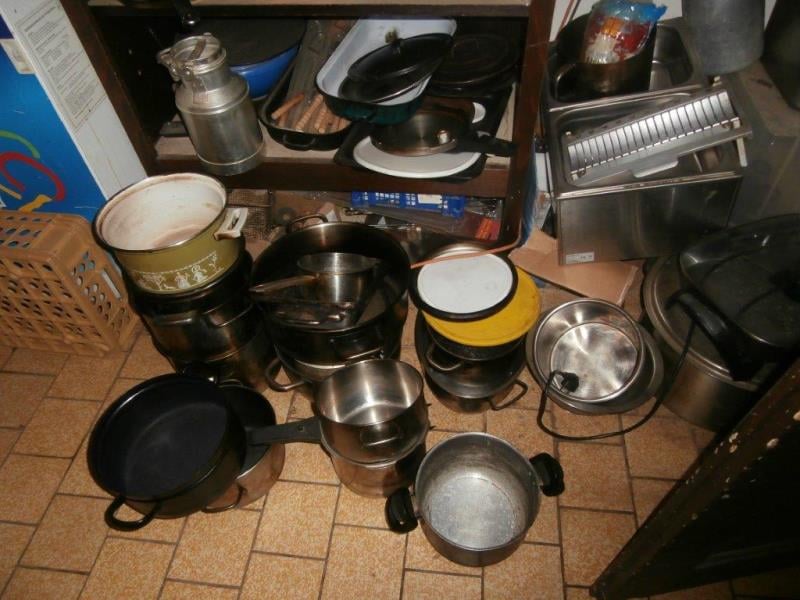 Restaurace U Císaříků, Jesenice - Výskyt myšího trusu, provozovna nezabezpečená před pronikáním škůdců, výrazně zanedbaný úklid, výrazné znečištění všech prostor, nečistoty na stěnách
nečistoty na podlaze