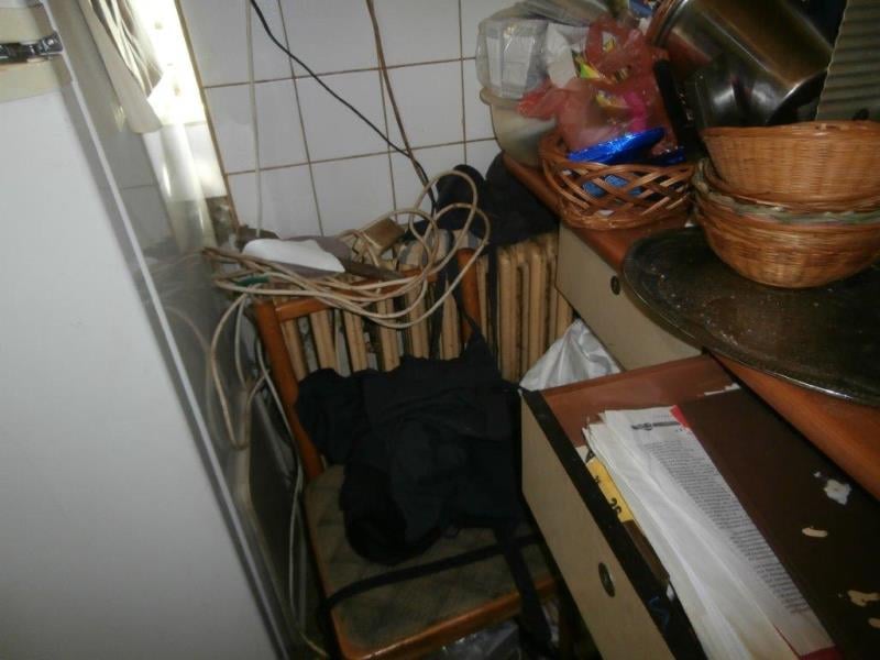 Restaurace U Císaříků, Jesenice - Výskyt myšího trusu, provozovna nezabezpečená před pronikáním škůdců, výrazně zanedbaný úklid, výrazné znečištění všech prostor, nečistoty na stěnách
nečistoty na podlaze