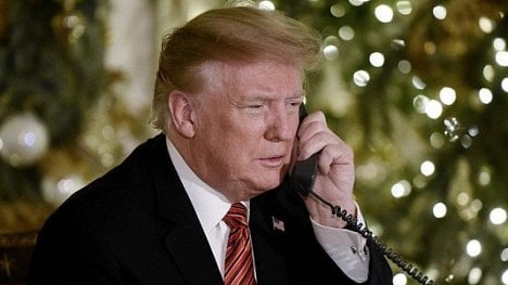 Náhledový obrázek - Trump zvažuje, že americkým firmám zakáže používat vybavení od Huawei a ZTE