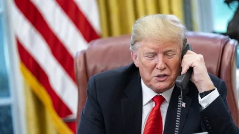 Náhledový obrázek - Obchodní válka dál eskaluje. Trump uvalil vysoká cla na desítky zemí včetně Švýcarska či Indie