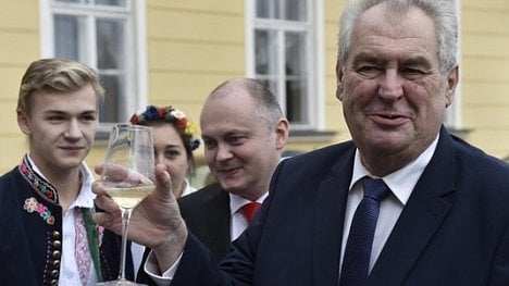 Náhledový obrázek - Návštěvy krajů nejsou kampaň, tvrdí Zeman. Bude v nich pokračovat