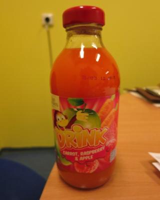 Sun GROWN DRINK carrot, raspberry & apple. Kategorie: Falšované potraviny. Nevyhovující parametr: vitamin C (jako kys. askorbová). Obsah vitamínu C byl nižší, než bylo uvedeno na obale výrobku. Dovozce / Prodávající: Tesco Stores ČR a.s. Země výroby: Polsko. Místo kontroly: Tesco Stores ČR a.s., Jihlava
