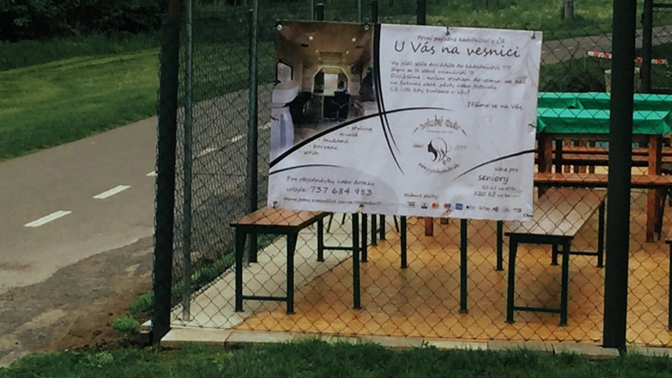 Místní podnikatelé rádi studio podporují.