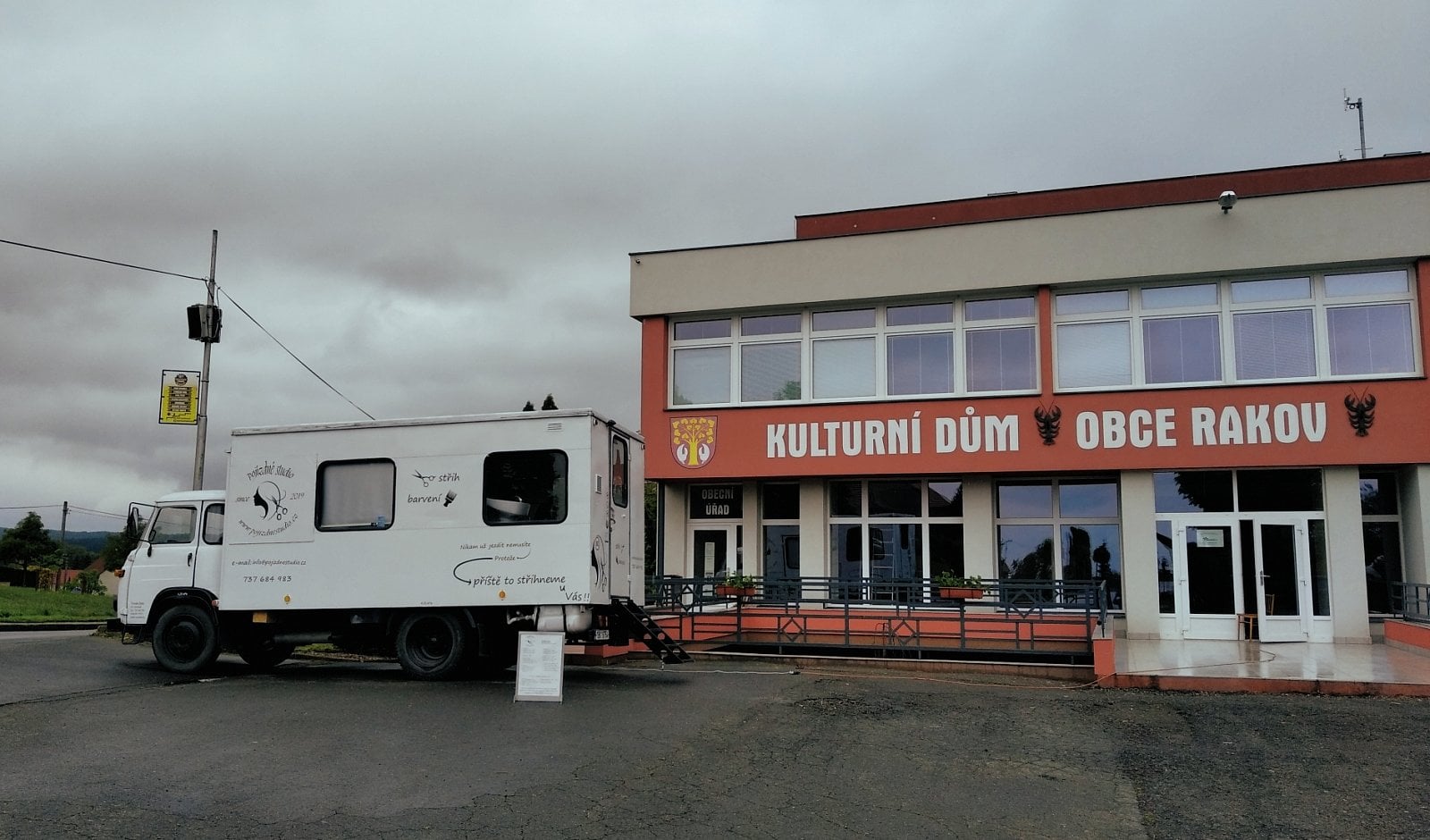 Pojízdné studio zaparkuje většinou u místní kulturáků nebo hospod.