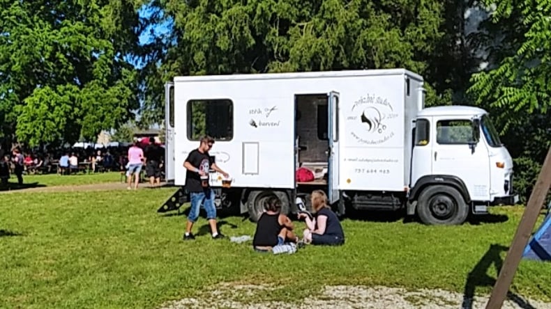 Při čekání na stříhání se sejdou celé místní rodiny.