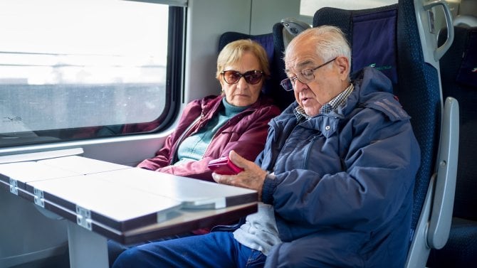 senior, cestování, vlak,