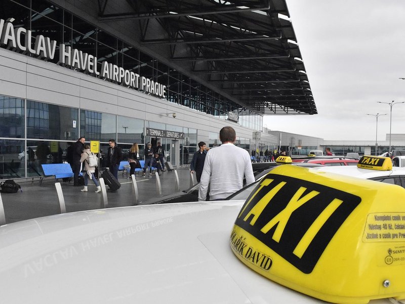   Taxikáři na letišti protestují proti službe Uber