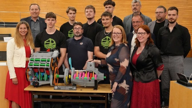 Žáci z Děčína vytiskli 1:1 šestiválcový motor na 3D tiskárně. Vyhráli s ním soutěž a své škole půl milionu korun