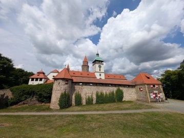 5G vysílač CETINu na hradě Bouzov