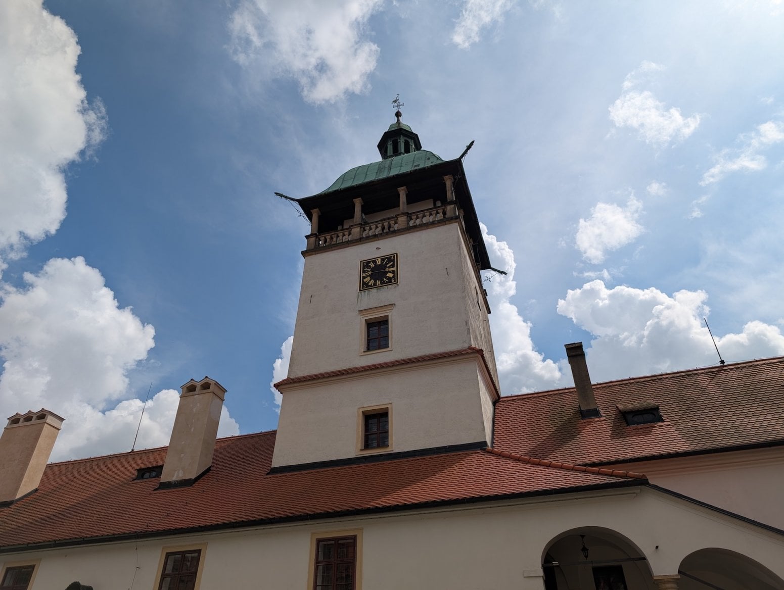 5G vysílač CETINu na hradě Bouzov