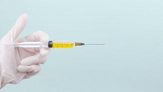 Náhledový obrázek - Botox dokáže vyhladit vrásky na 3 až 6 měsíců. Vedlejšími účinky mohou být otoky i pokřivený úsměv