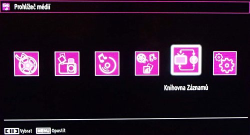 Přes menu multimédií máte k dispozici i nahrávky pořadů. Z EPG se – pokud je to možné – vezme i název pořadu v češtině, jak je vidět na dalším obrázku.
