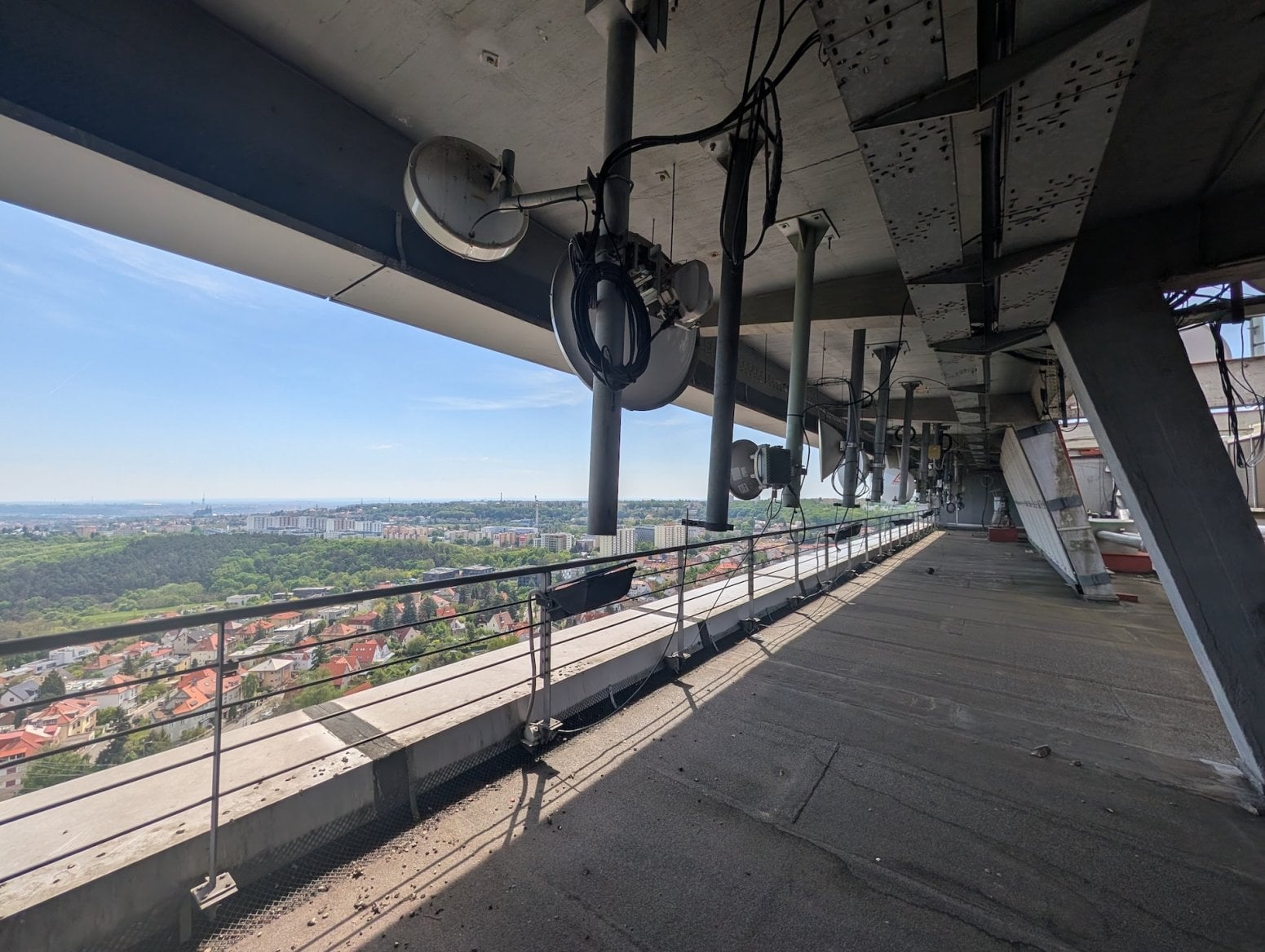 Mobilní vysílače CETIN a O2 v Shiran Tower v Praze