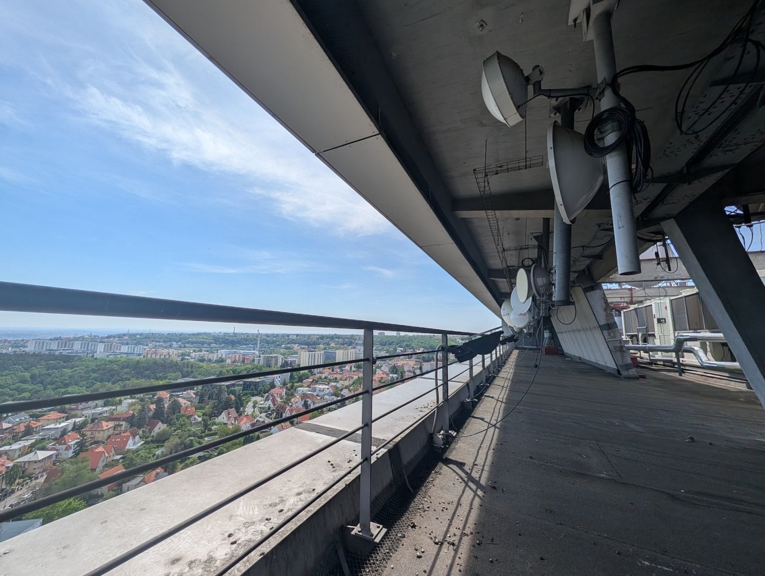Mobilní vysílače CETIN a O2 v Shiran Tower v Praze