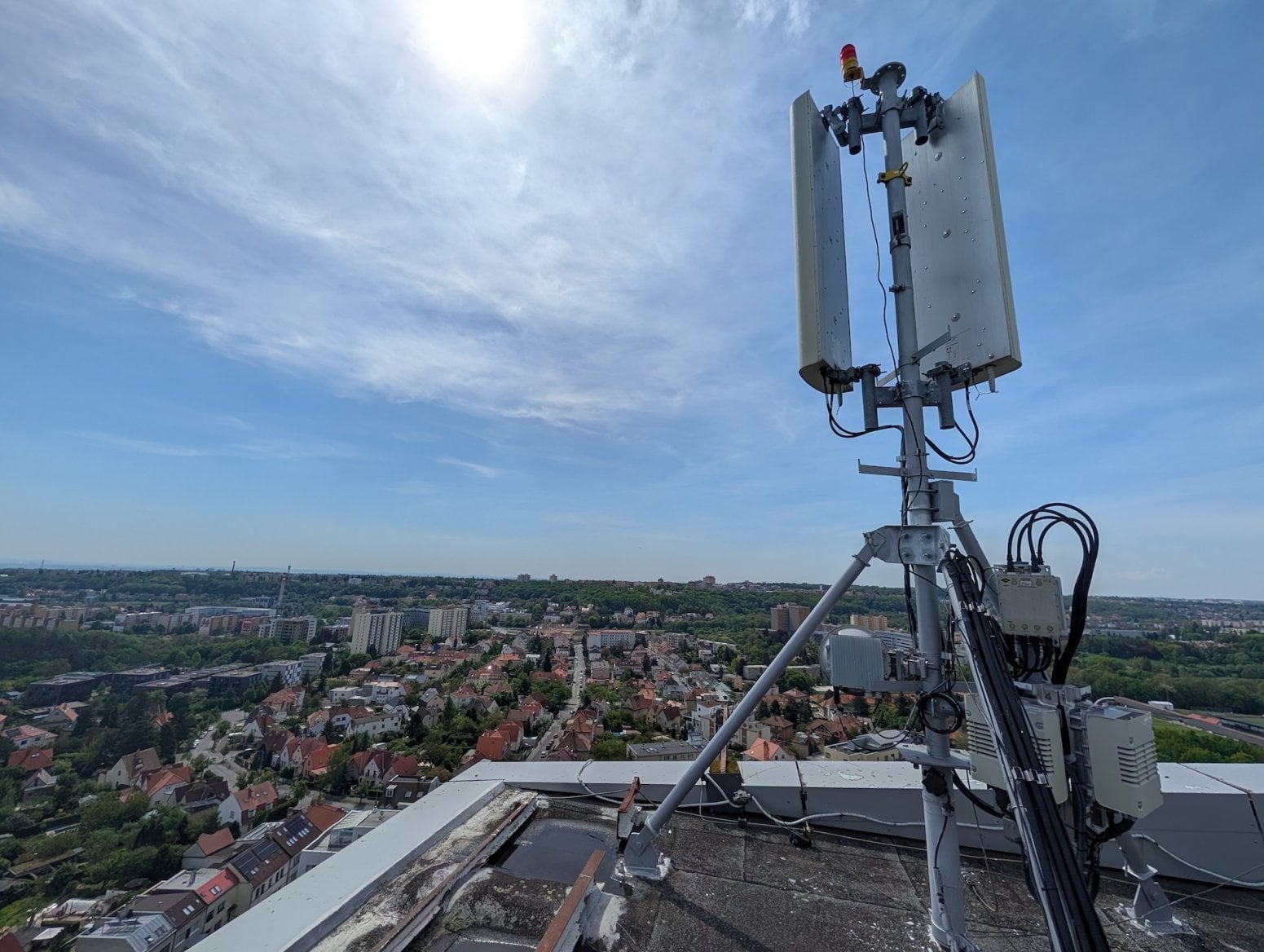 Mobilní vysílače CETIN a O2 v Shiran Tower v Praze
